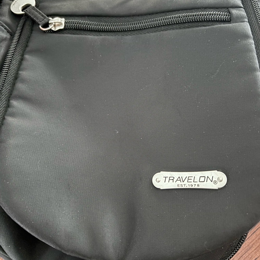 Travelon Anti-Theft Classic Small East/West Crossbody bag - Picture 6 of 12